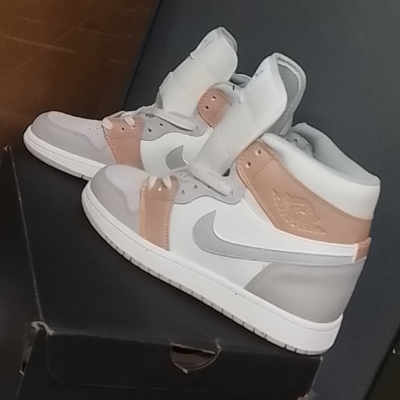 Women Size 9 Air Jordan 1 - Picture 4 of 5